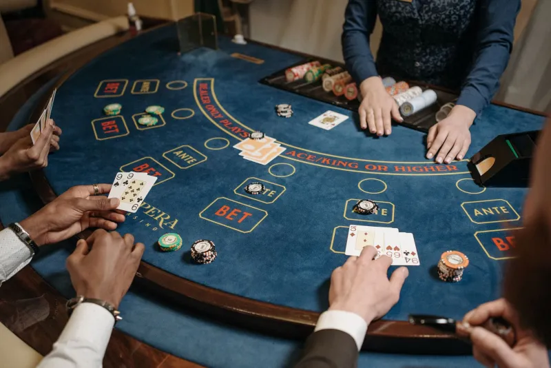 No Poker Face? No Worries: How Aussie Players Read the Room in Live Dealer Games